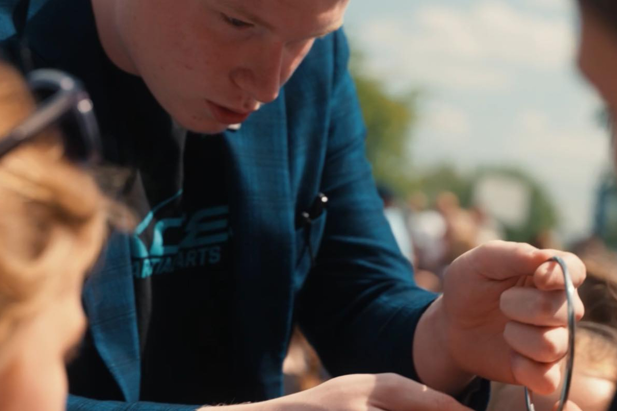 Gallery Item 1 for Lewis Pawley Close Up Magician